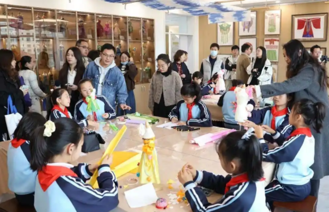 学生课堂上的专心投入文明有序生动展现了校园养成教育的育人