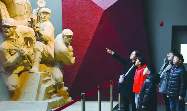 了解年代考虑职责学生们站在劳模立异效果展台前动手体验模拟